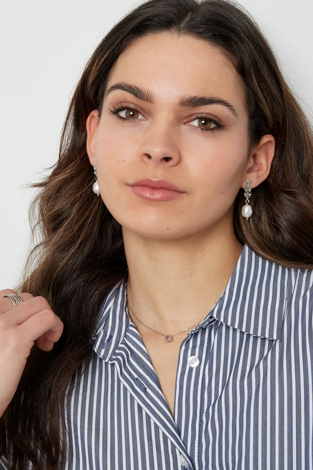 Leaves and faux pearl dangling earrings - Image 2