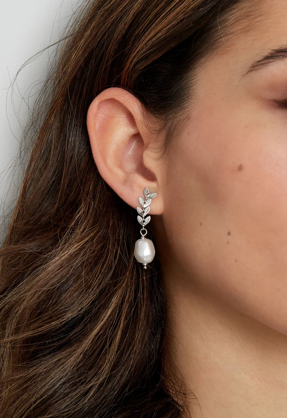 Leaves and faux pearl dangling earrings