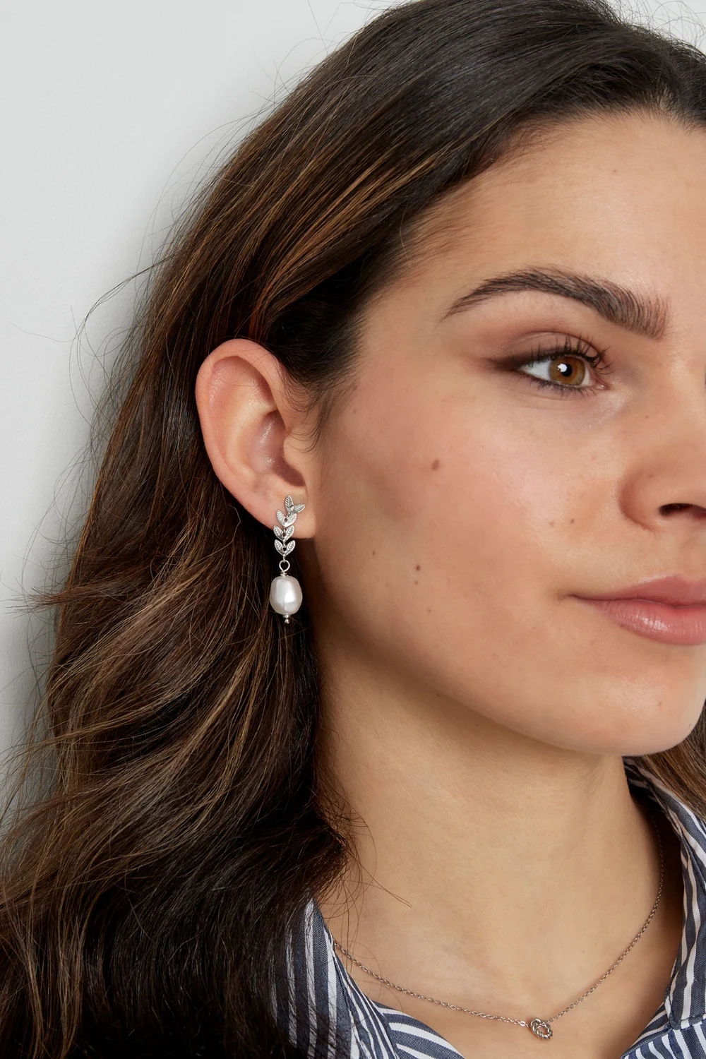 Leaves and faux pearl dangling earrings - Image 3