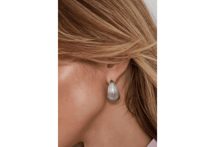 Ribbed huggie hoop earrings