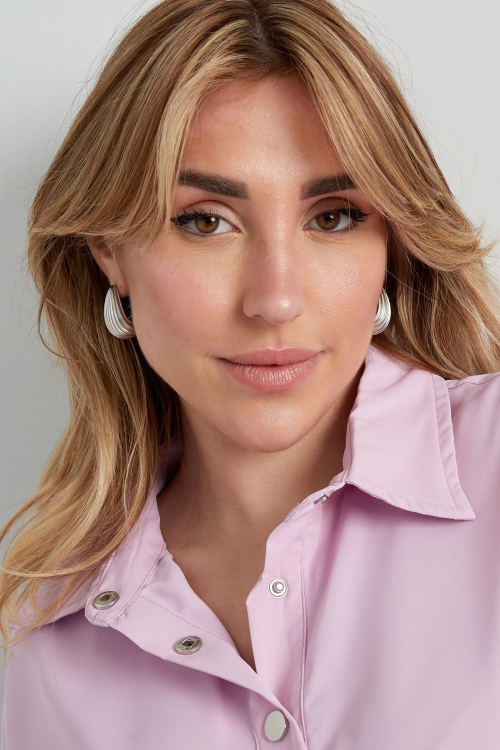 Ribbed huggie hoop earrings - Image 2